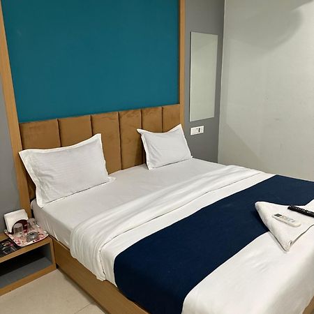 Hotel Sky Palace Adajan Surat Dış mekan fotoğraf