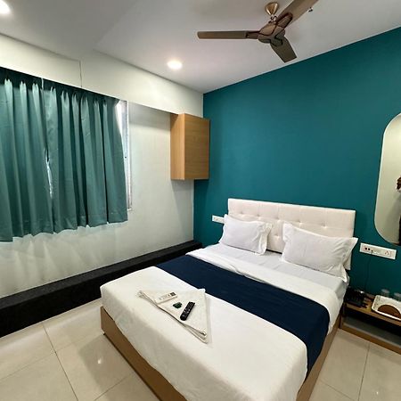 Hotel Sky Palace Adajan Surat Dış mekan fotoğraf