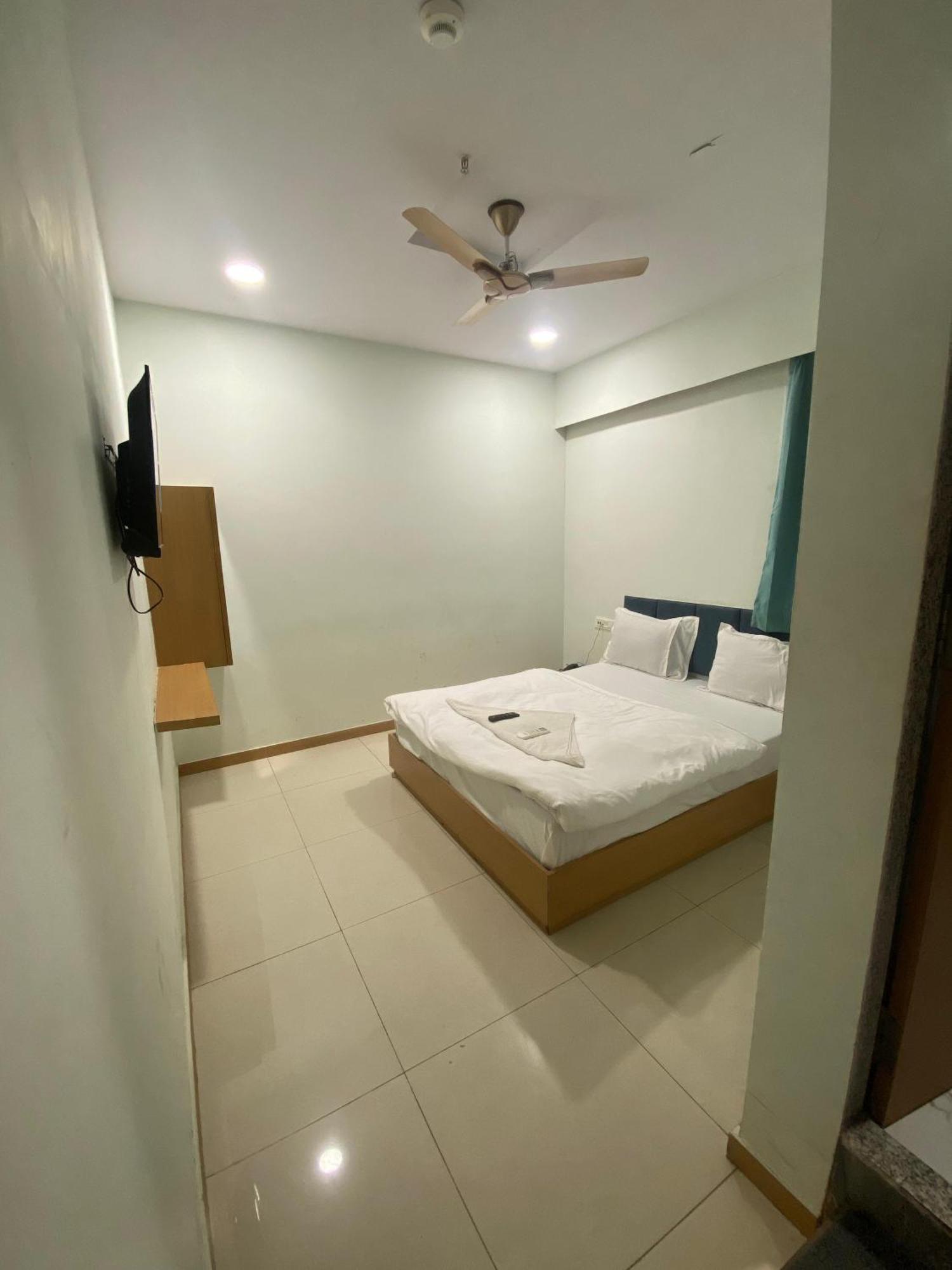 Hotel Sky Palace Adajan Surat Oda fotoğraf