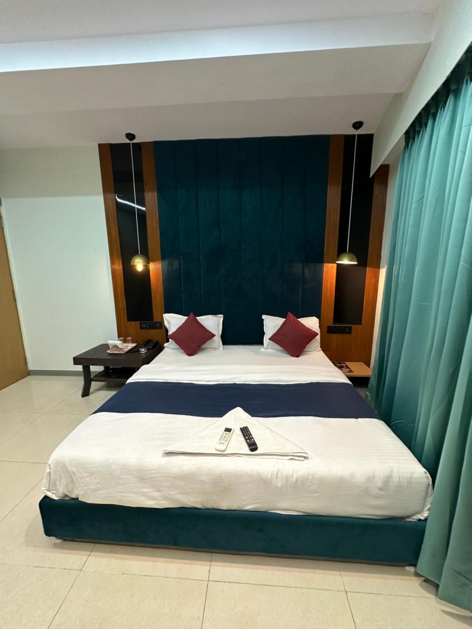 Hotel Sky Palace Adajan Surat Dış mekan fotoğraf