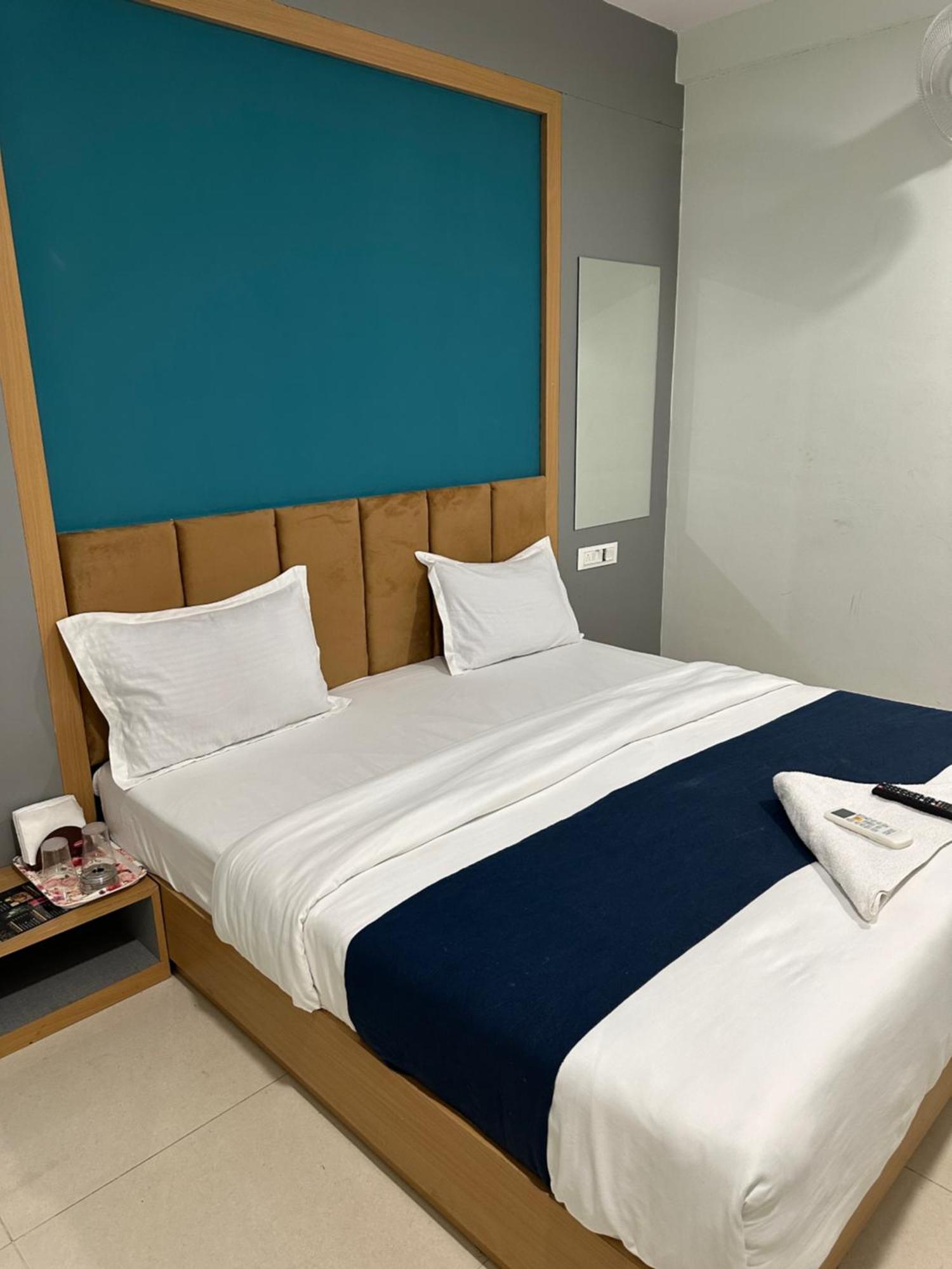 Hotel Sky Palace Adajan Surat Dış mekan fotoğraf