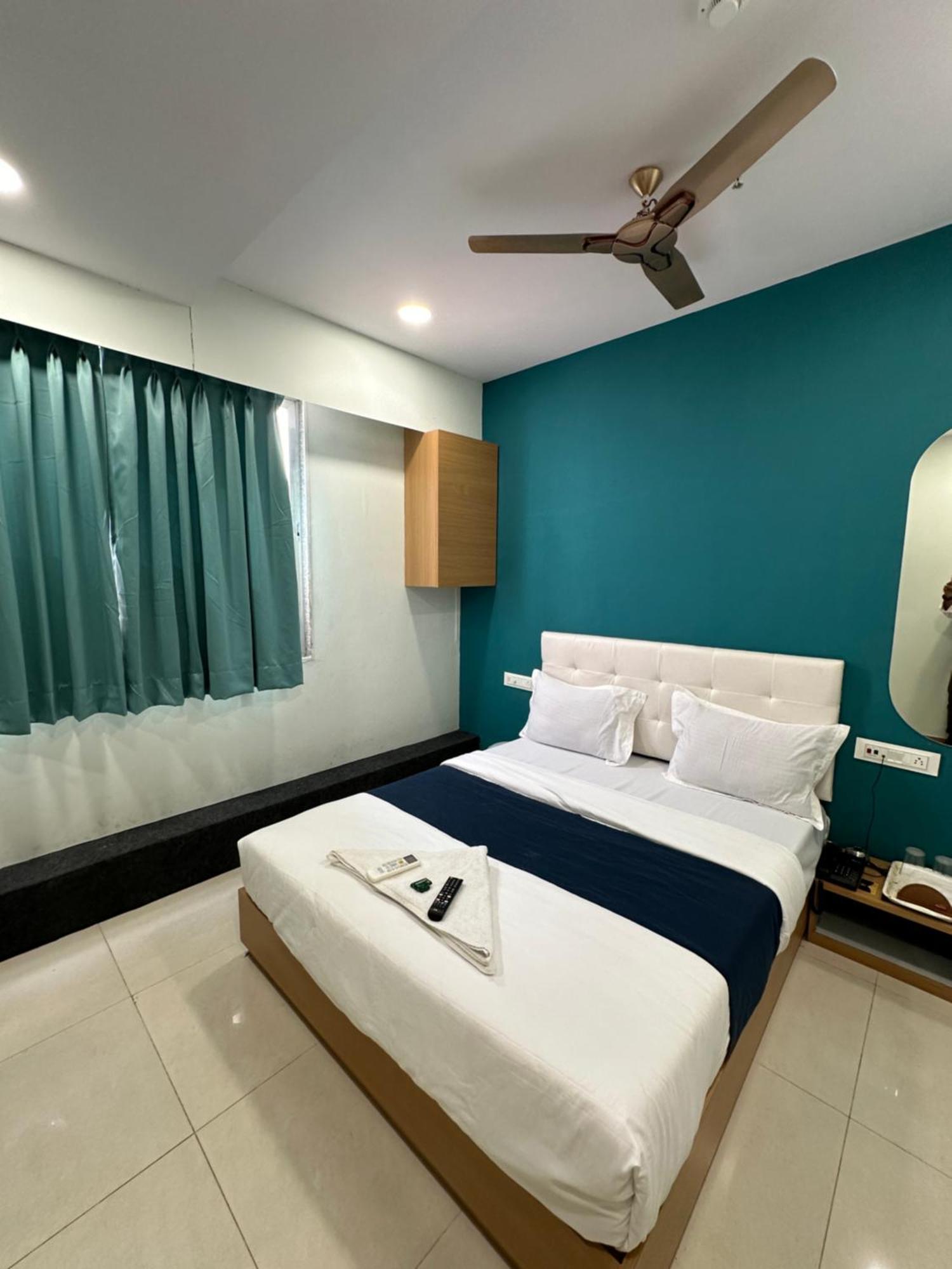 Hotel Sky Palace Adajan Surat Dış mekan fotoğraf