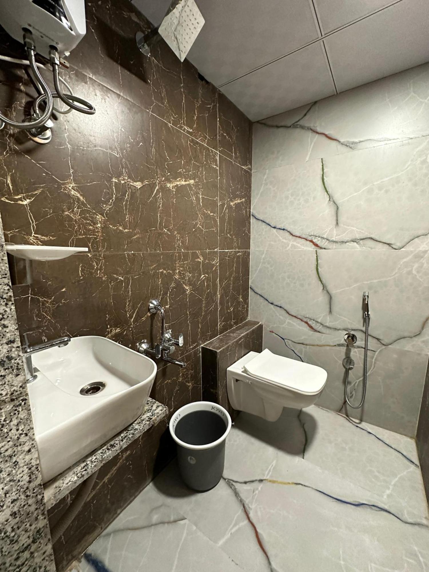 Hotel Sky Palace Adajan Surat Oda fotoğraf