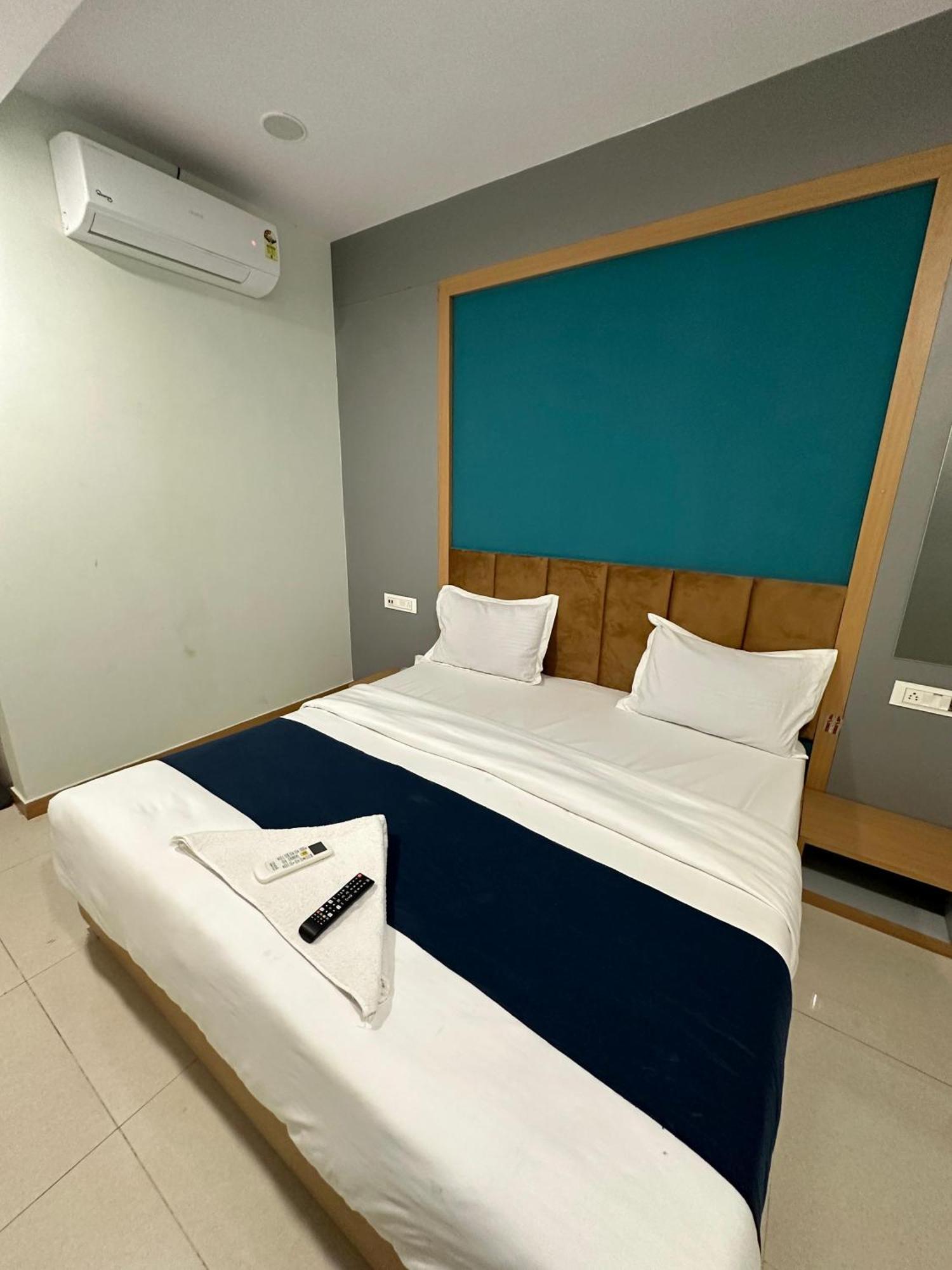 Hotel Sky Palace Adajan Surat Oda fotoğraf
